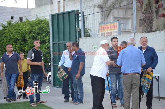 فيديو : المئات يؤدون صلاة عيد الأضحى والرئيس عادل بدير والأهالي يتصافحون ويهنئون ويعم السرور كل الحضور